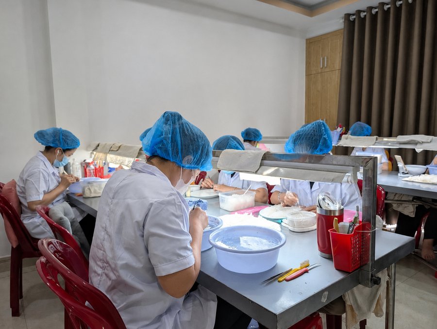 Đội ngũ Tuệ An tỉ mỉ chế biến yến tại nhà máy