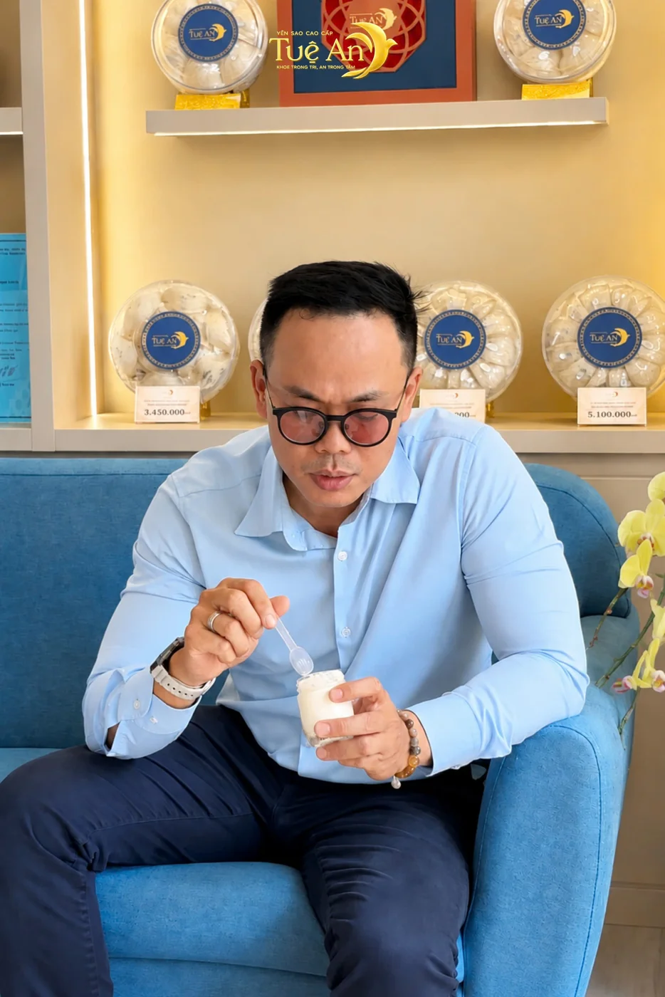 Khách ngồi thưởng yến bên quầy trưng bày Tuệ An