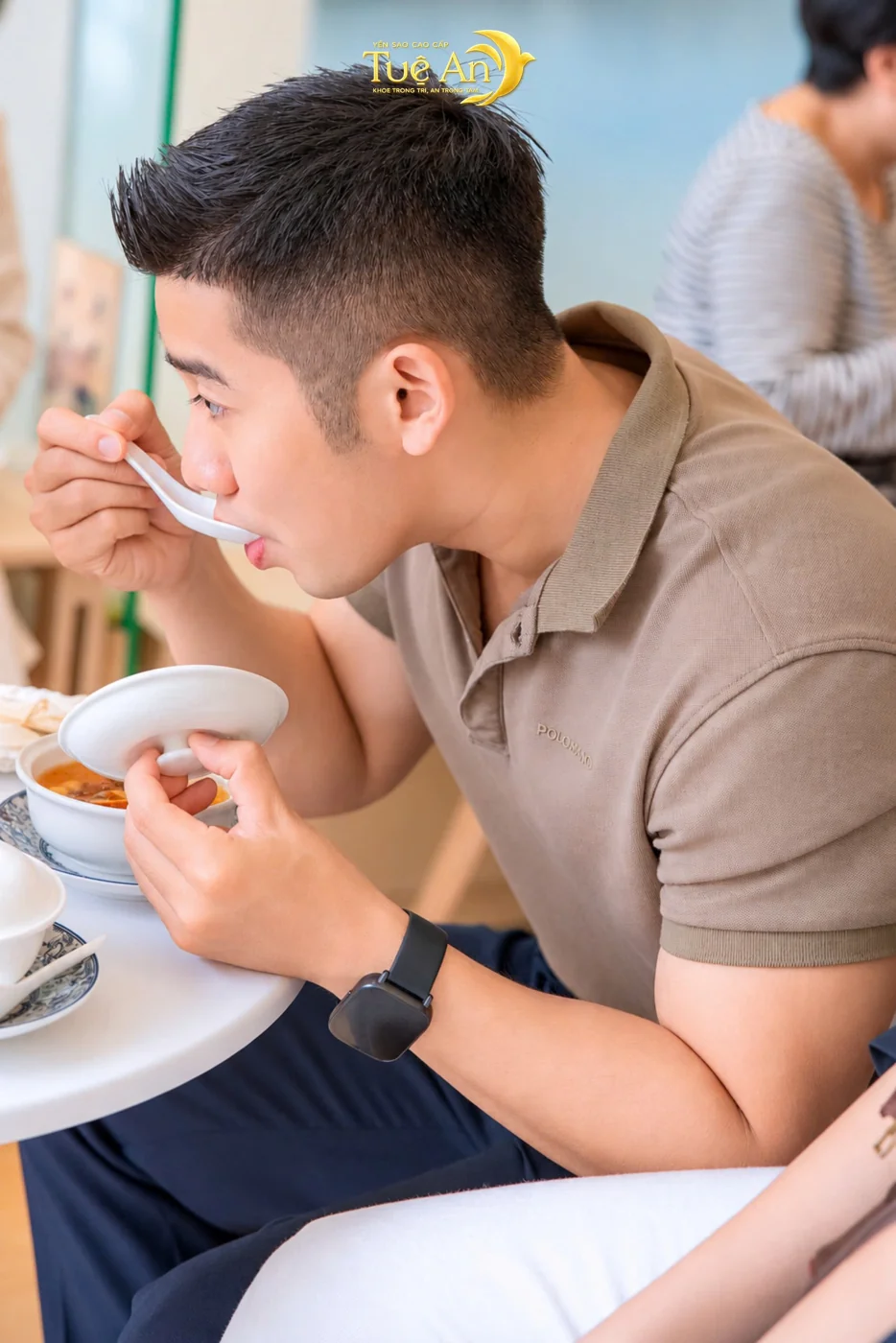 Khách dùng yến tại khu vực tiếp đón