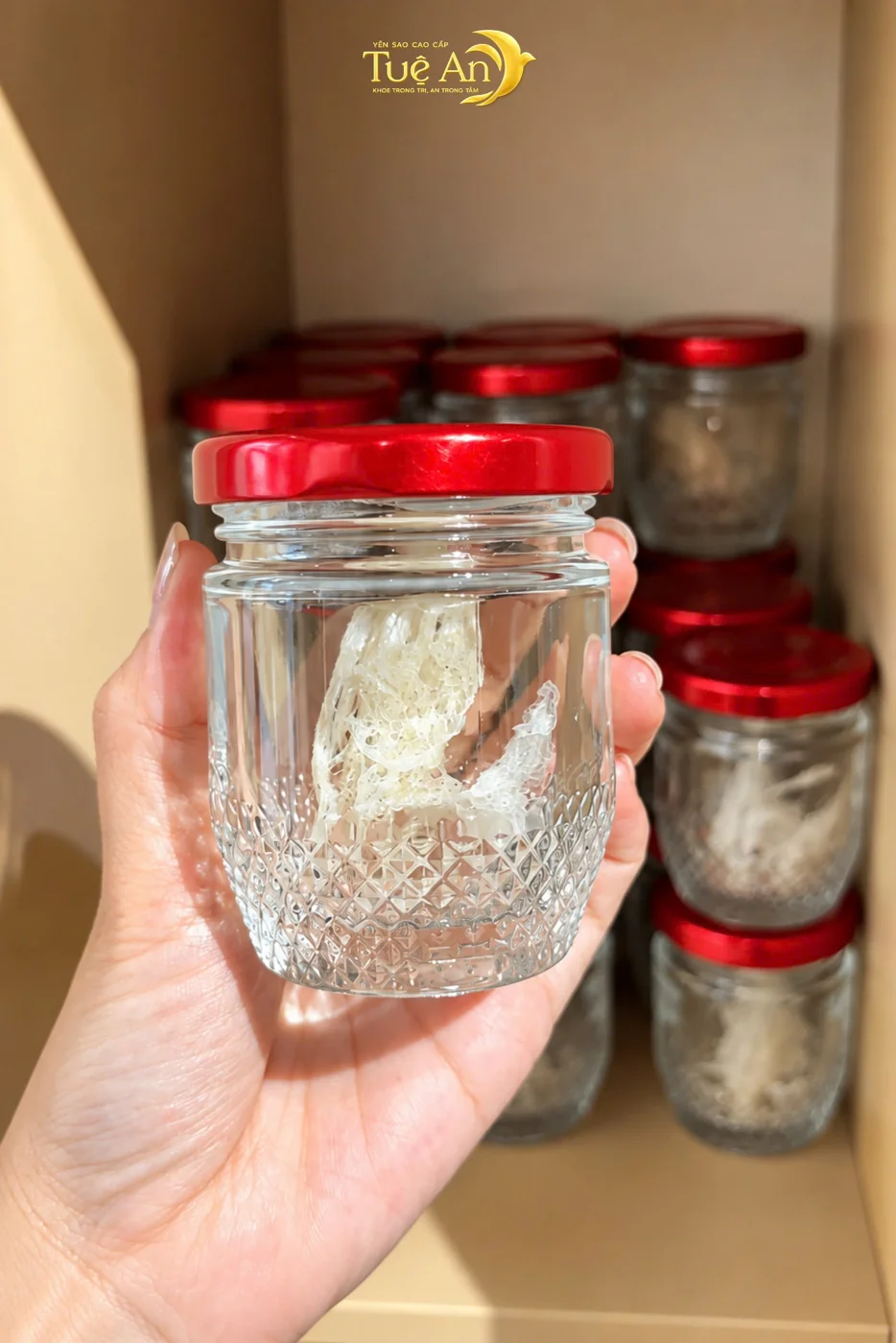 Phần yến được chuẩn bị trong hũ thủy tinh