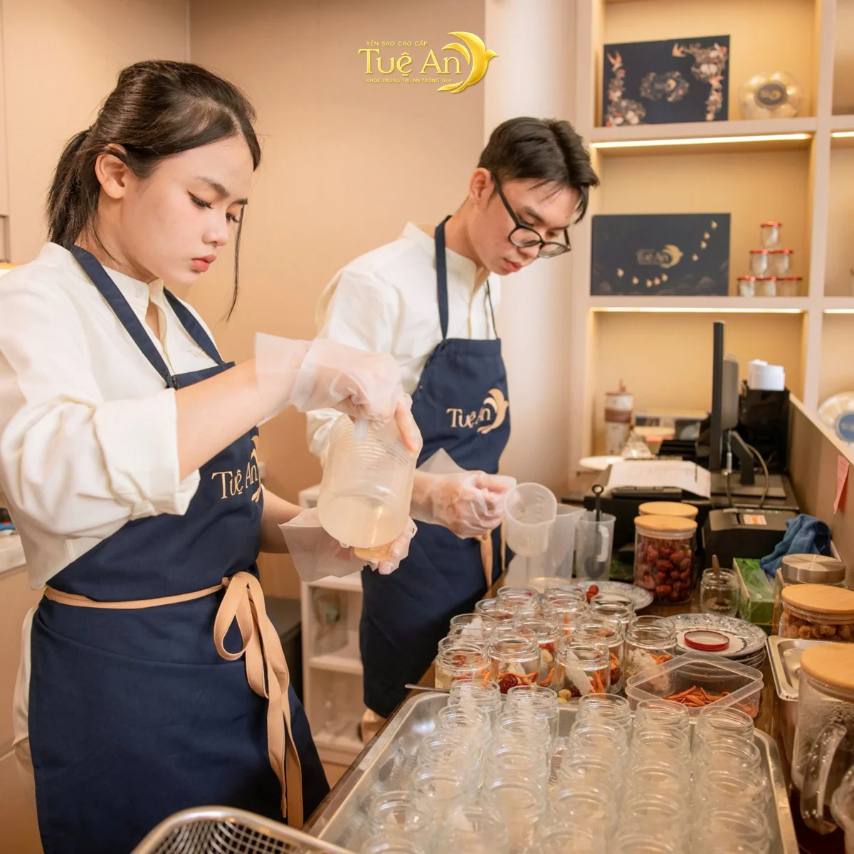 Đội ngũ Tuệ An cùng chuẩn bị từng hũ yến tại quầy