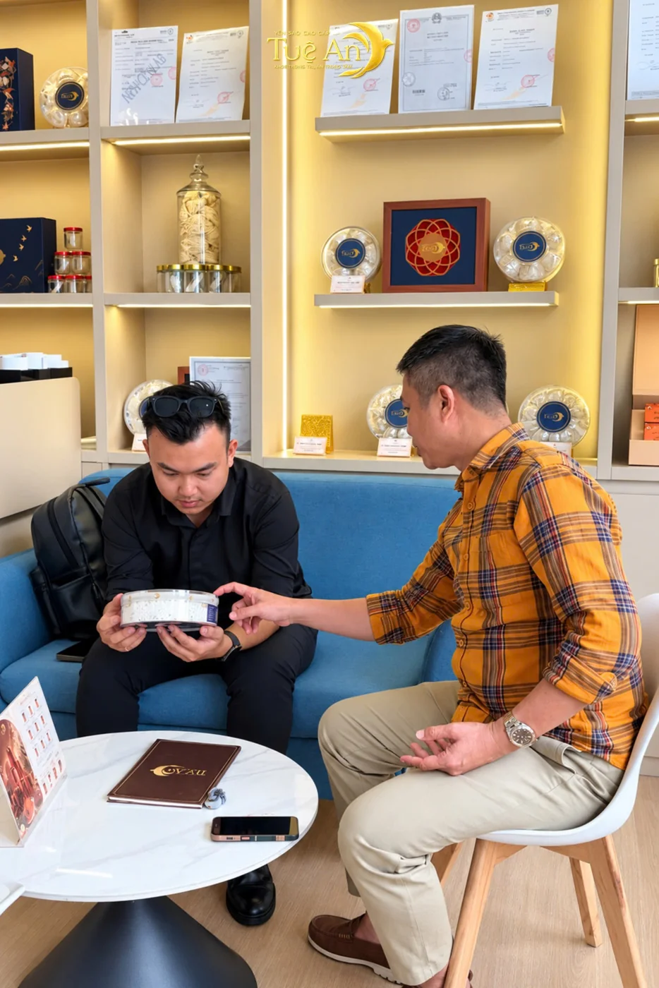 Khách hàng trò chuyện và tìm hiểu sản phẩm tại showroom Tuệ An