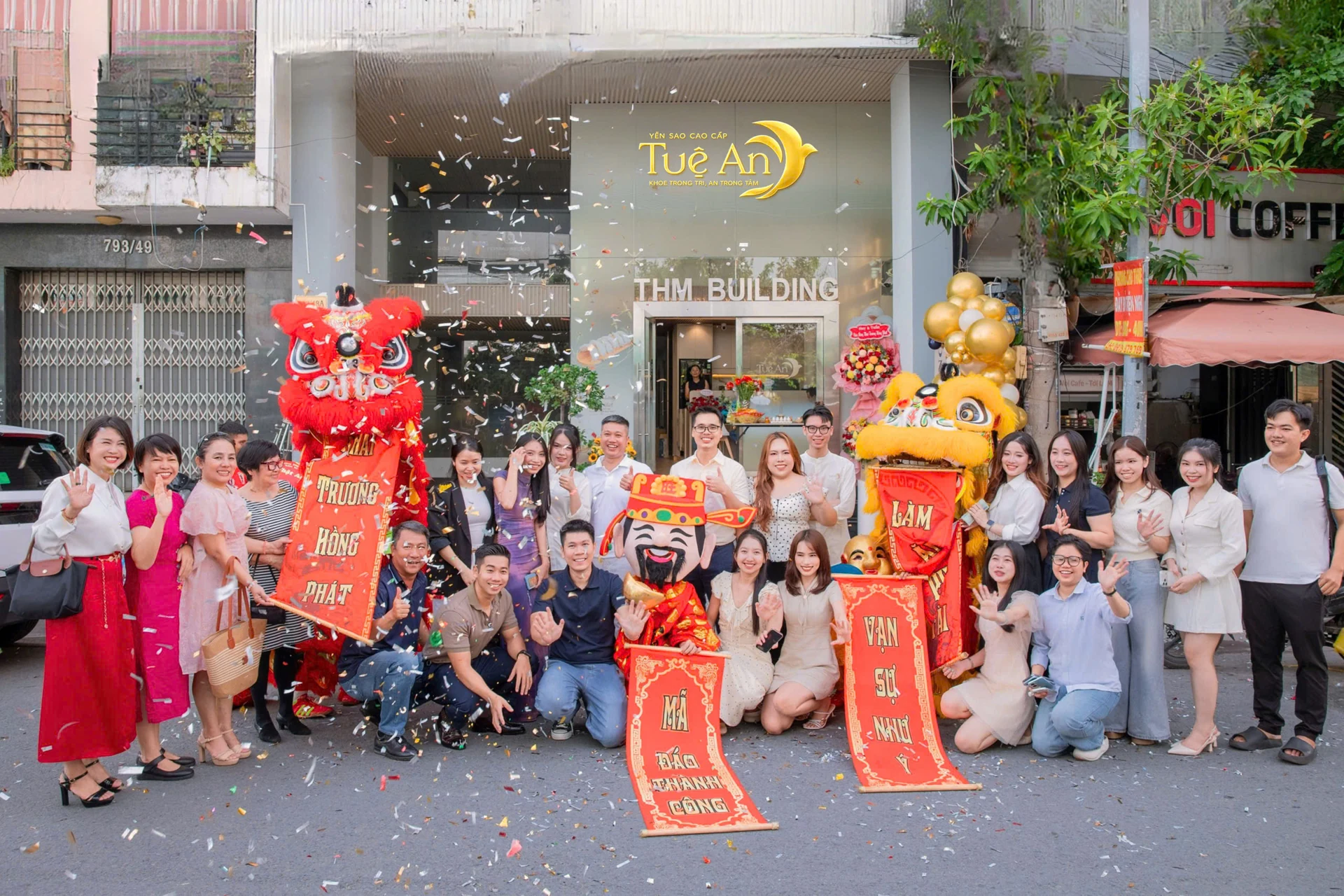 Tập thể nhân viên và khách mời cùng Tuệ An trong ngày khai trương showroom
