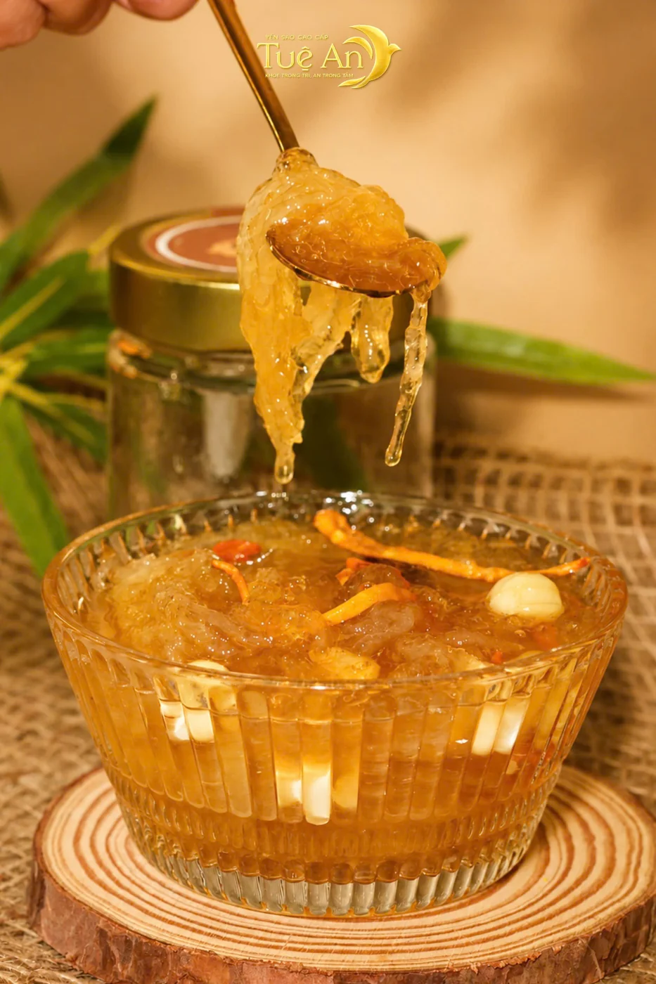 Chén yến chưng với những sợi yến óng trong trên thìa