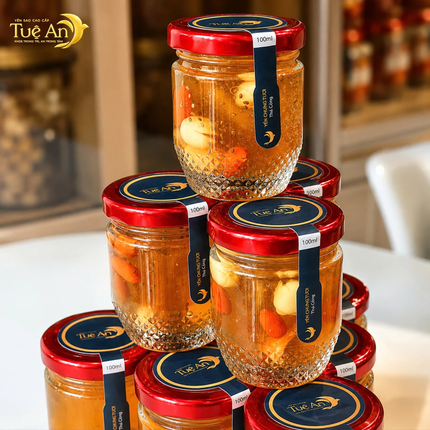 Các hũ yến chưng tươi Tuệ An được xếp thành set tại showroom